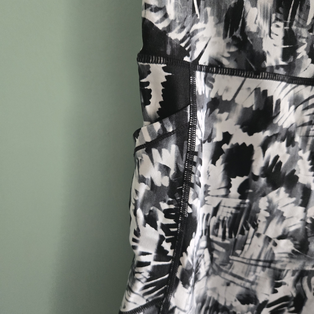 Calvin Klein Black & White Abstract Print Bike Shorts Size Large - Picture 5 of 10